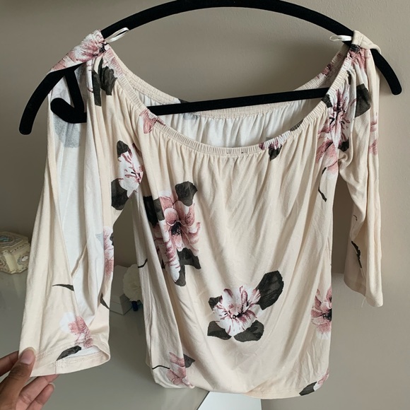 Floral off-shoulder top - Picture 3 of 3